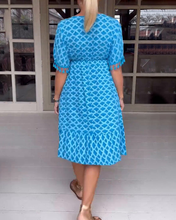 V-hals kjole i trykk med frynser