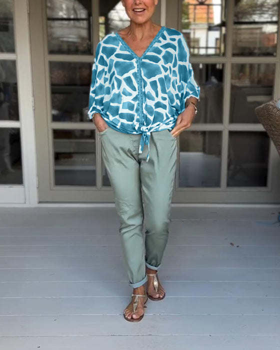 Elegant bluse med V-hals med flaggermusermer