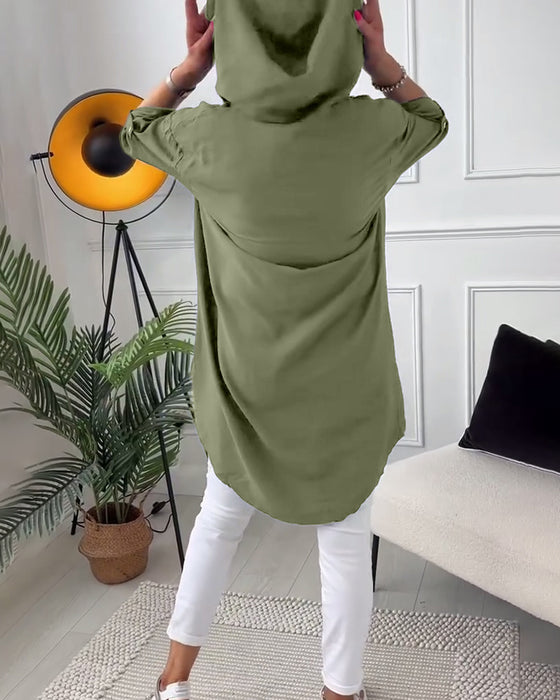 Kåpe med bokstavtrykk med hette