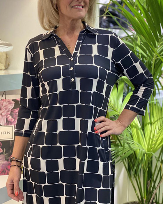 Kjole med oppslått krage med rutete mønster