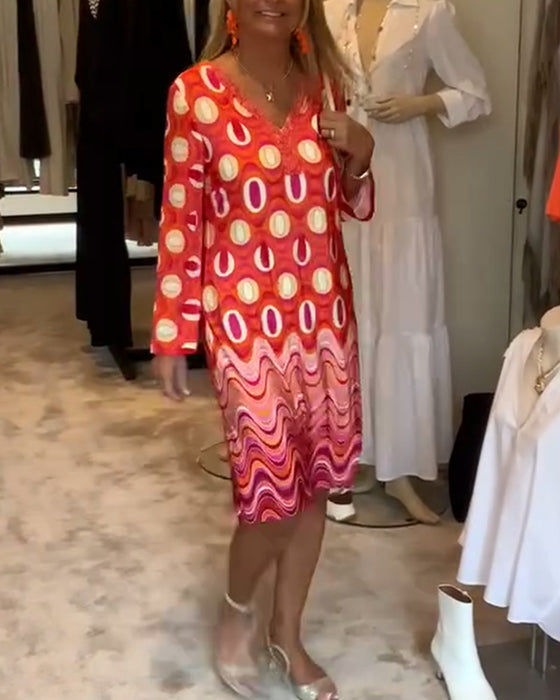 Uformell løs kjole med trykt V-hals og lange ermer