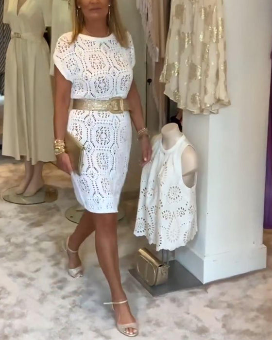 Ensfarget kjole med rund hals og utskjæring