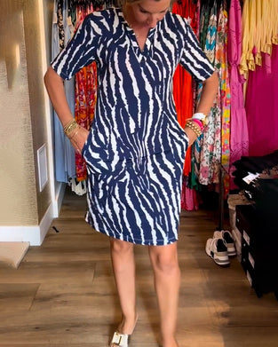 V-hals kjole med kontrasttrykk