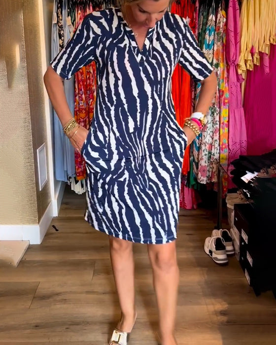 V-hals kjole med kontrasttrykk