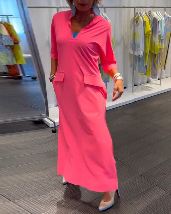 Ensfarget kjole med splitt V-hals