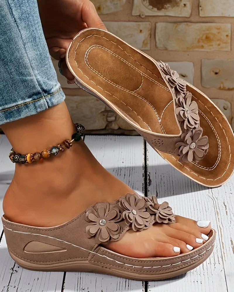Sandaler Kvinners Blomstrete Kile Med Stropper