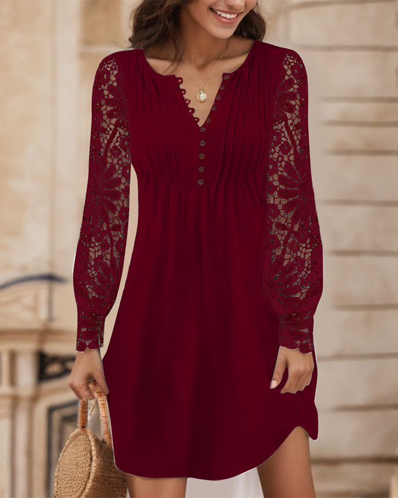 Helfarget Kjole Med Fletter Og Lappetæktsdetaljer