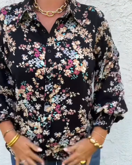 Bluse Med Retro Knapp Detaljer Og Små Florale Trykk