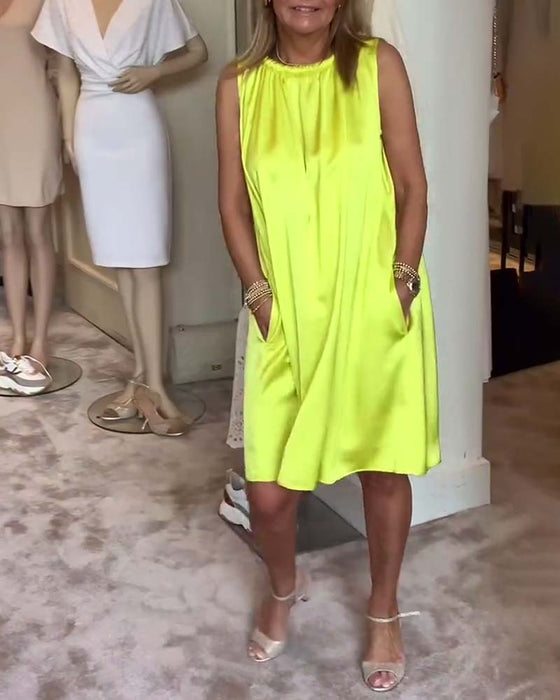 Ermeløs plissert ensfarget kjole for kvinner