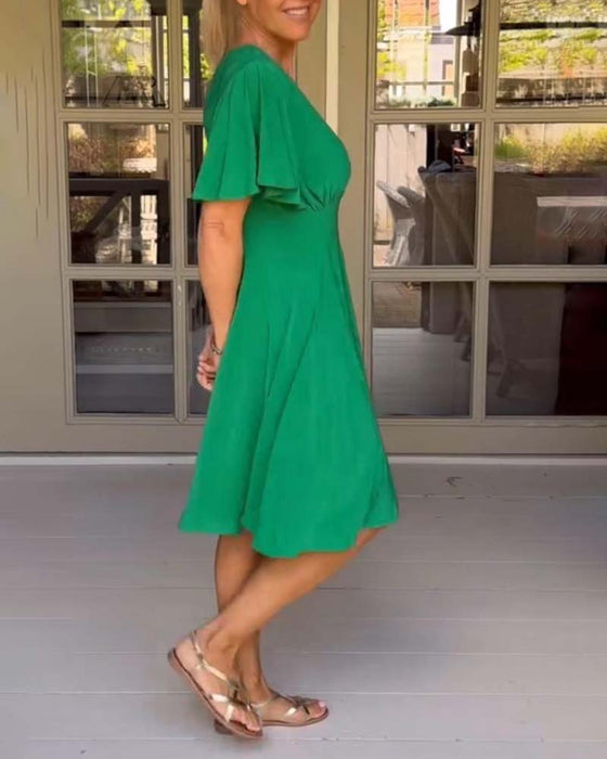 Ensfarget midjekjole med V-hals og sommerfuglerm