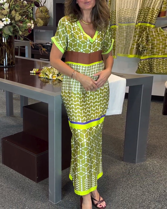 Kortermet lang kjole med V-hals og kontrasttrykk