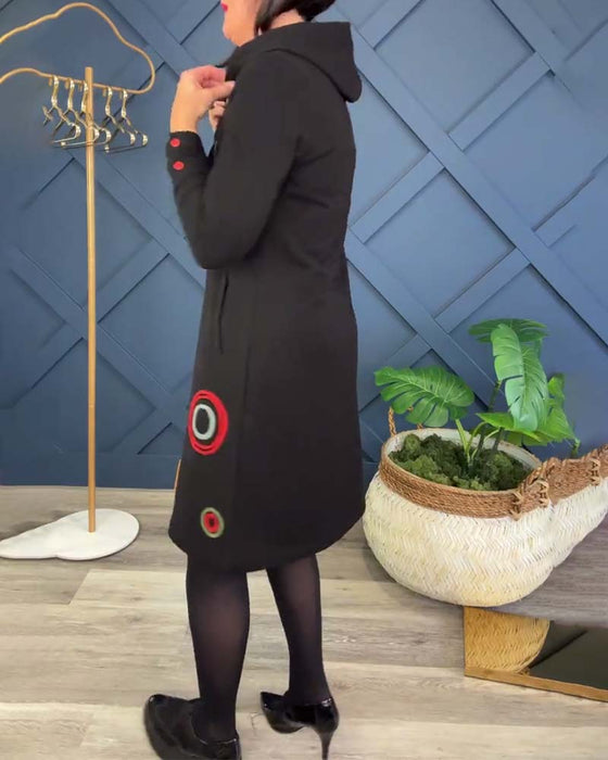 Uformell kjole med hette og hette med sirkeltrykk