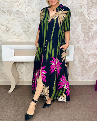 Uformell løs kjole med kortermet splitt med bladtrykk