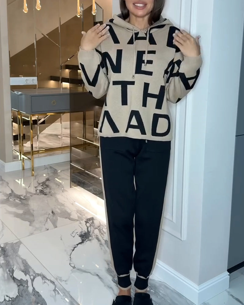 Todelt Sett Med Hette Og Bokstavsprint