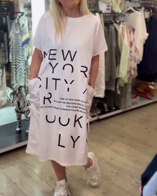 Kjole Med Løst Kort Erme Og Stor Lomme Med Trykk