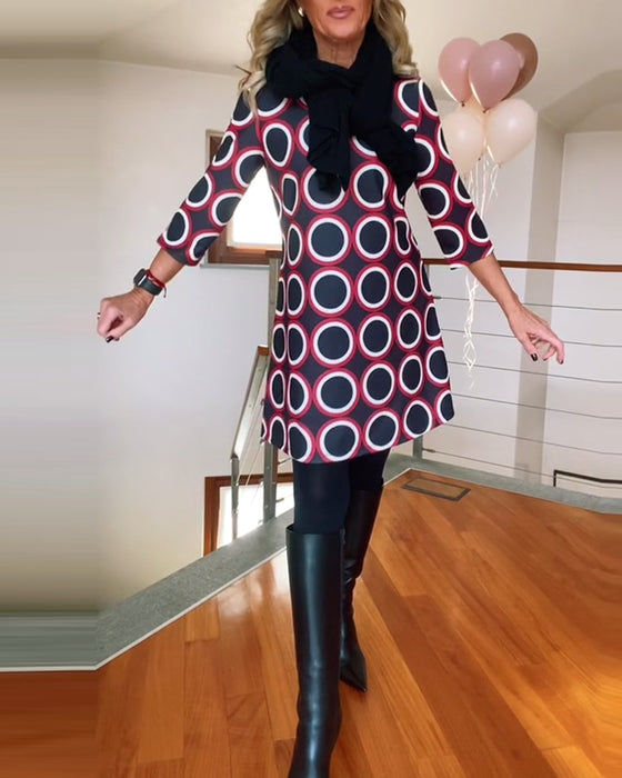 Uformell kjole med rund hals med sirkeltrykk