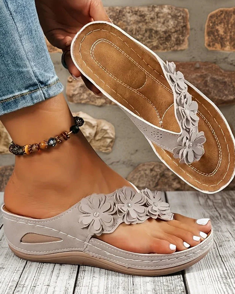 Sandaler Kvinners Blomstrete Kile Med Stropper