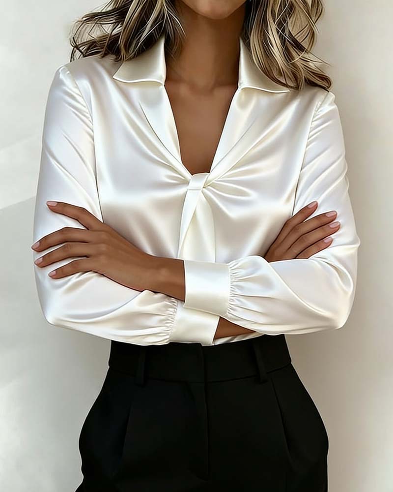 Stilfull ensfarget bluse med V-hals