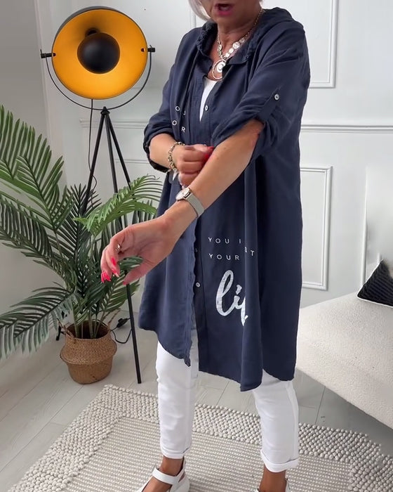 Kåpe med bokstavtrykk med hette