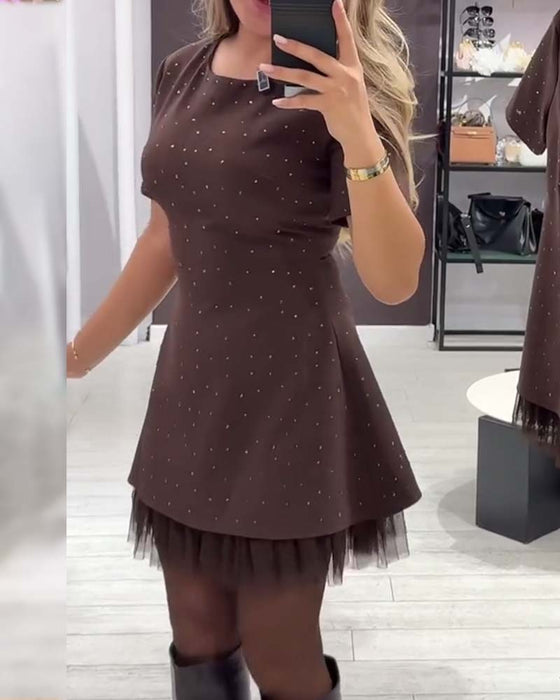 Elegant kjole med skimrende mesh-lappeteppe