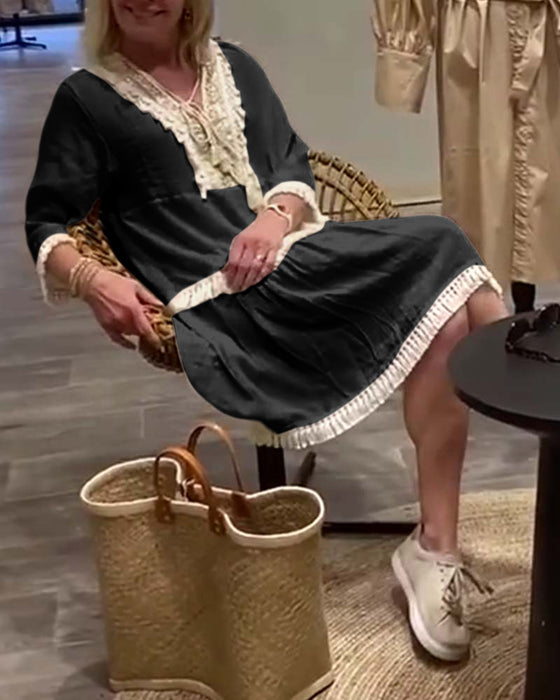 Fritidskjole med V-hals frynser med blonder