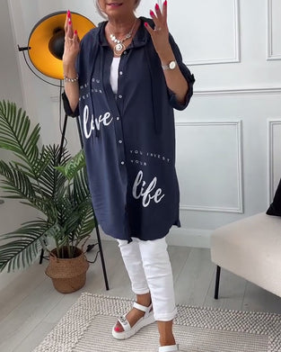 Kåpe med bokstavtrykk med hette