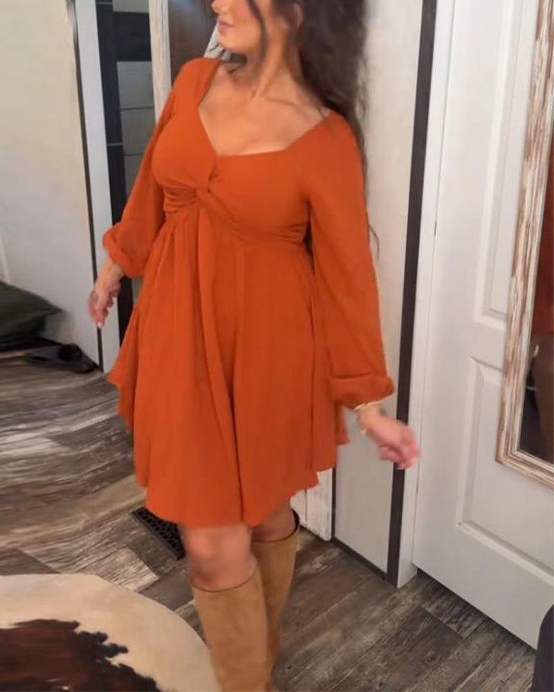 Kjole Med Vridet Detalj, V-Krage Design Och Temperamental Stil