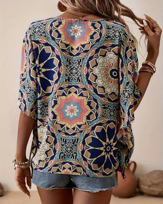 Bluse med halvermet knapper med V-hals og retrotrykk