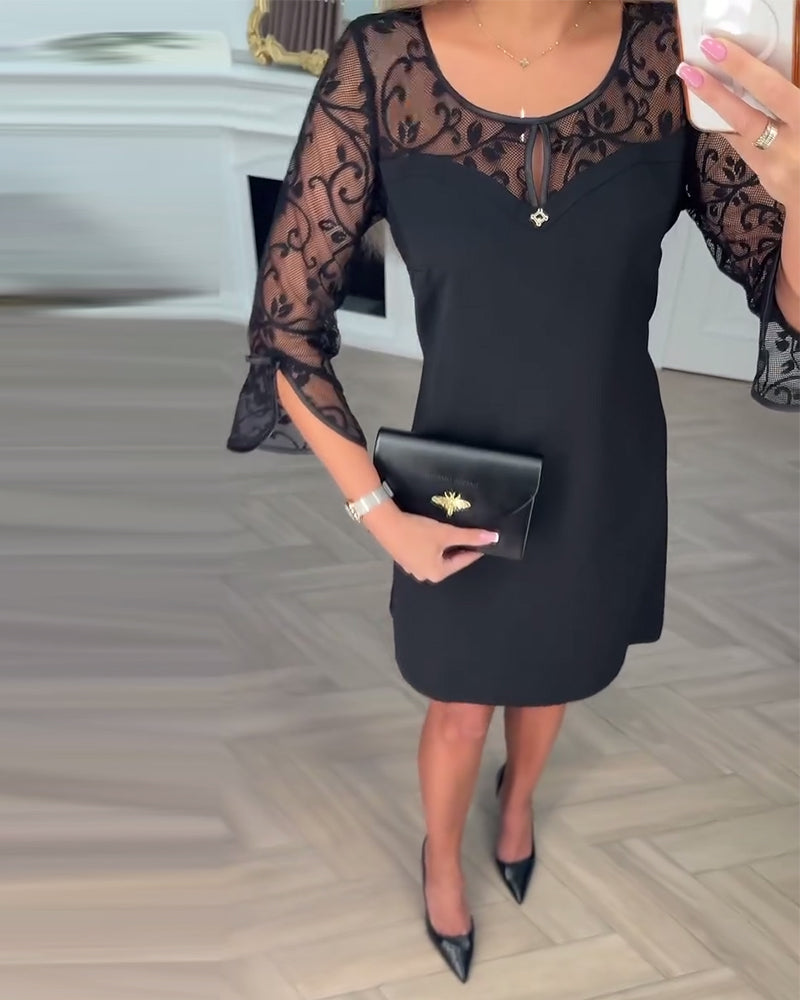 Helfarget Langermet Kjole Med Lappetæktsdetaljer