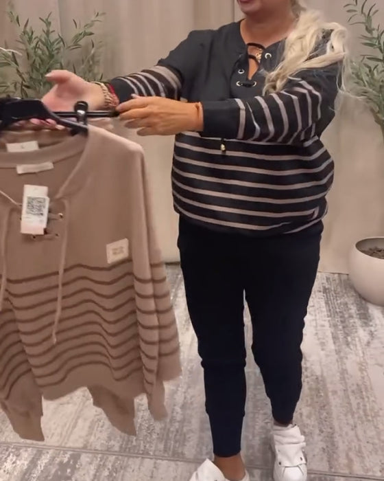 Todelt Sett Med Avslappet Stripet Sportsbukse Ved Ankelen