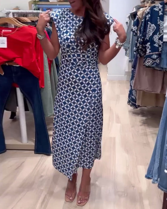 Ermeløs, elegant kjole med geometrisk trykk med rund hals