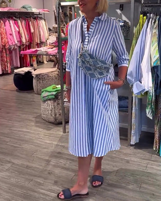 Kjole med jakkeslag med stripetrykk