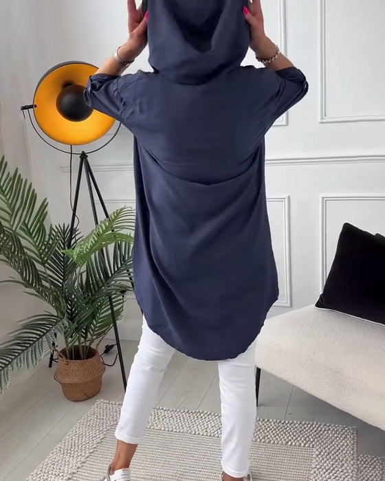 Kåpe med bokstavtrykk med hette