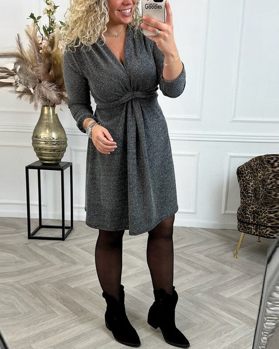 Kjole med ensfarget og nappet midje