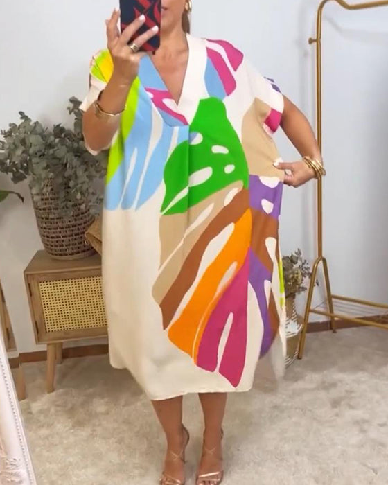 Uformell kjole med fargerik bladtrykk