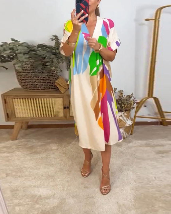 Uformell kjole med fargerik bladtrykk