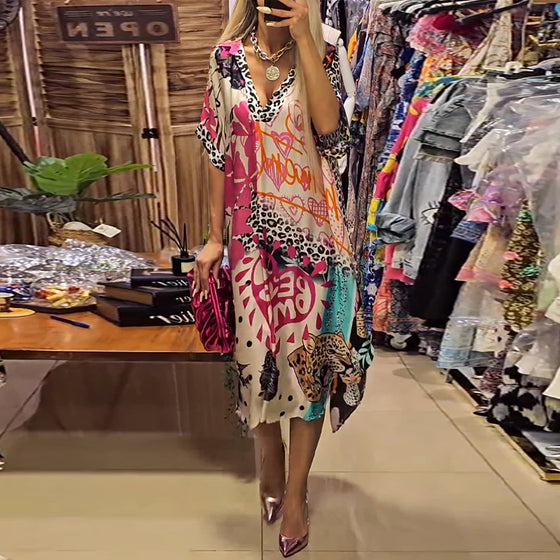 Uformell kjole med leopard og fargerikt trykk og dyp V