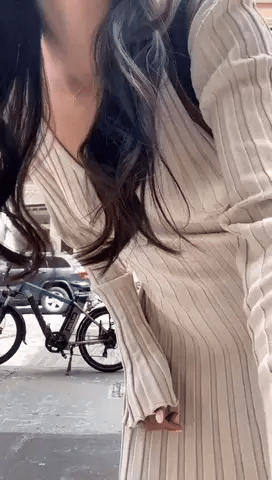 Ensfarget kjole med v-hals, ribbet