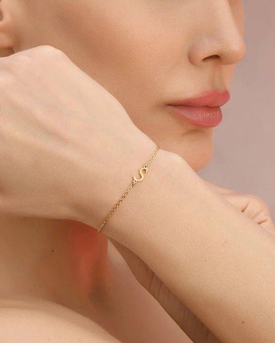 Enkelt bokstavarmbånd