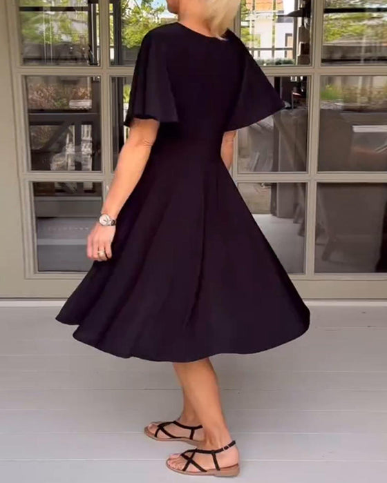 Ensfarget midjekjole med V-hals og sommerfuglerm