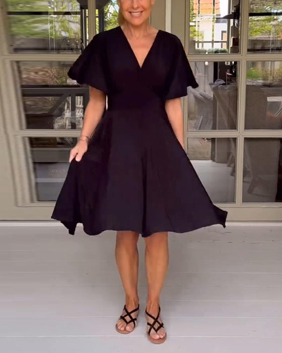 Ensfarget midjekjole med V-hals og sommerfuglerm