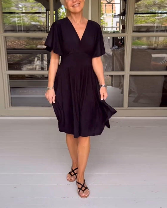 Ensfarget midjekjole med V-hals og sommerfuglerm