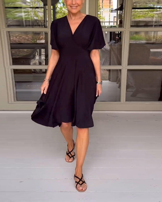 Ensfarget midjekjole med V-hals og sommerfuglerm