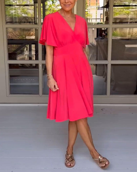 Ensfarget midjekjole med V-hals og sommerfuglerm