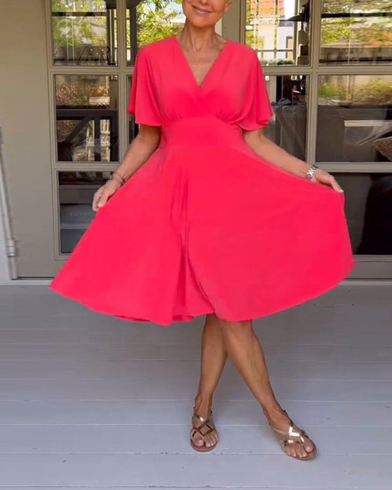 Ensfarget midjekjole med V-hals og sommerfuglerm