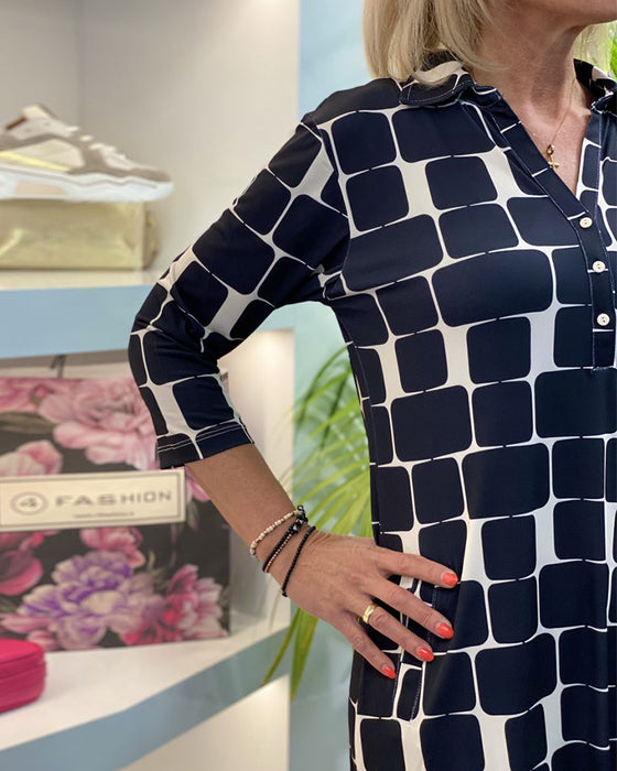 Kjole med oppslått krage med rutete mønster