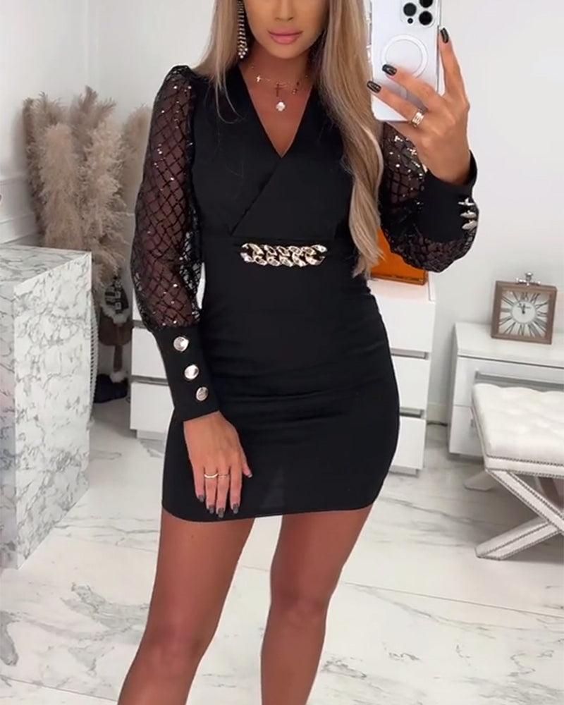 Kjole Med V-Hals Kjedeknapper Og Meshpatchwork