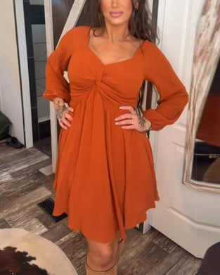 Kjole Med Vridet Detalj, V-Krage Design Och Temperamental Stil