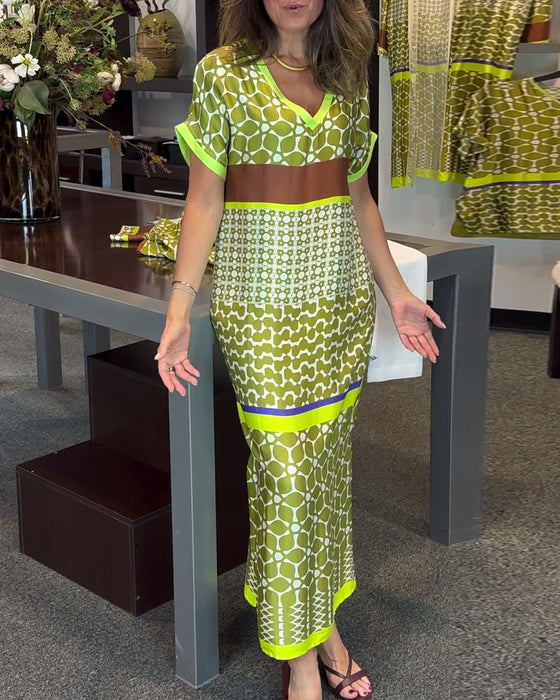 Kortermet lang kjole med V-hals og kontrasttrykk