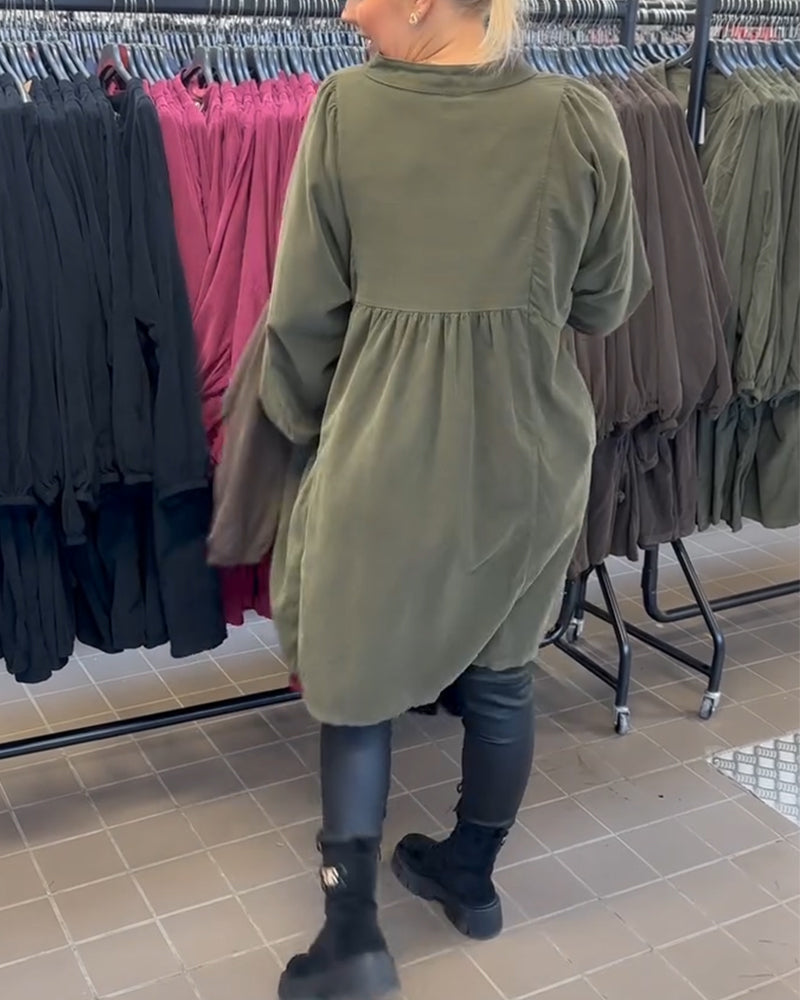 Knappet Kjole Med V-Utringning Og Lange Ermer